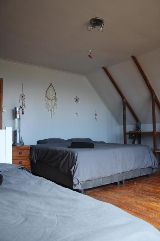 Ένα ή περισσότερα κρεβάτια σε δωμάτιο στο Surf Stoke Cottage