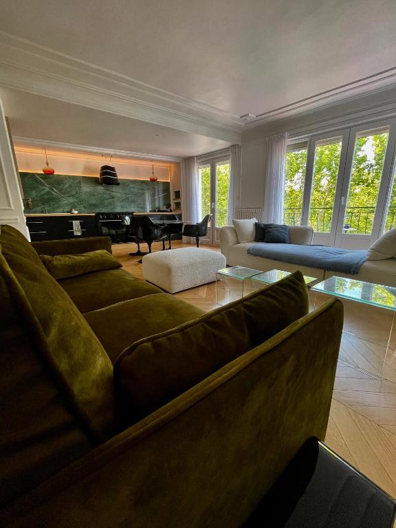 - un salon avec un canapé et un piano dans l'établissement Apparemment luxueux niché dans les arbres, à Narbonne