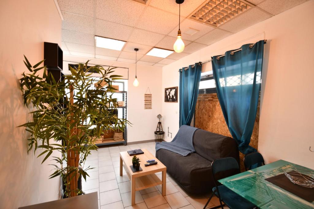 O zonă de relaxare la L'ATELIER H24, Studio Cosy,Port,Plage,Wifi,Netflix