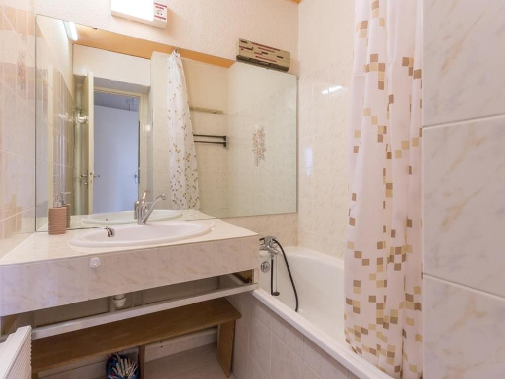Kúpeľňa v ubytovaní Appartement skis aux pieds avec double balcon, accès piscine, proche commerces et télésiège - FR-1-267-179