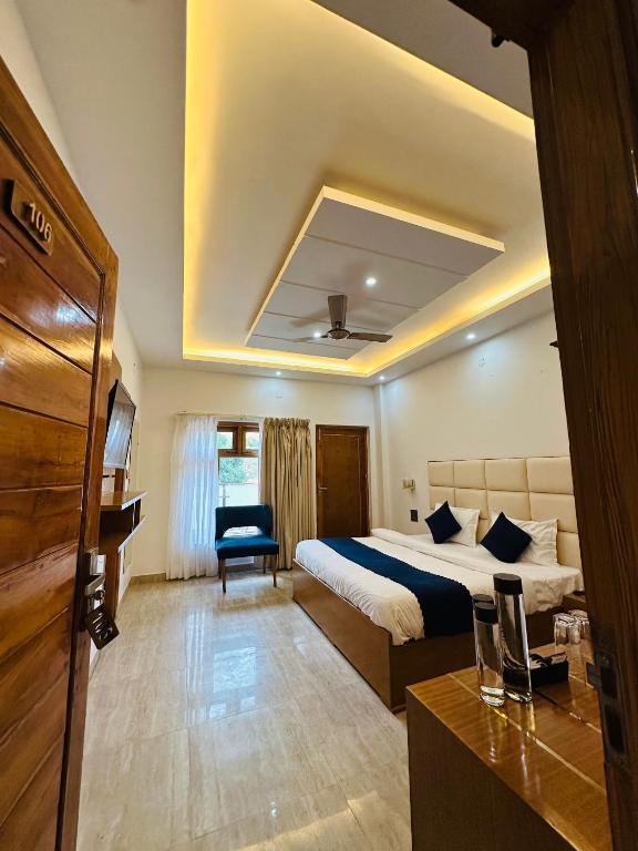 Postel nebo postele na pokoji v ubytování ECHOS HOTEL Rishikesh