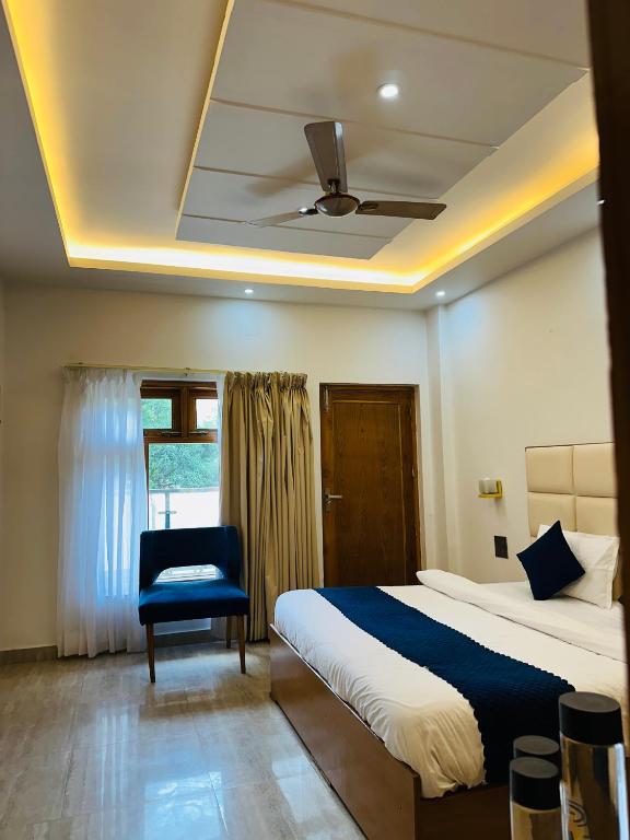Postel nebo postele na pokoji v ubytování ECHOS HOTEL Rishikesh