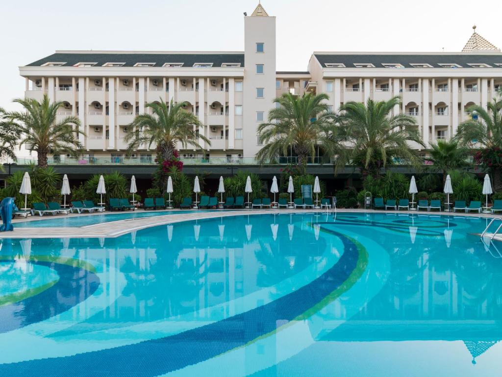 una gran piscina frente a un edificio en Primasol Hane Garden Hotel, en Side