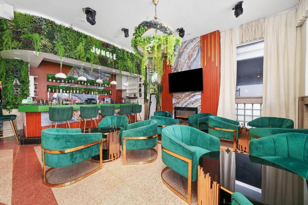 TV a/nebo společenská místnost v ubytování Chesterfield Hotel & Suites