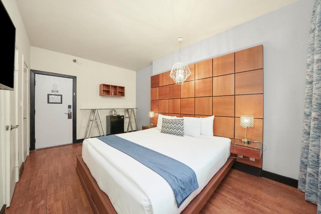 Postel nebo postele na pokoji v ubytování Chesterfield Hotel & Suites