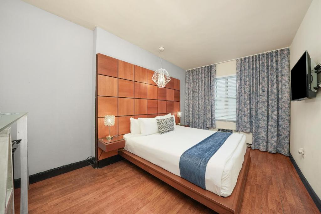 Postel nebo postele na pokoji v ubytování Chesterfield Hotel & Suites
