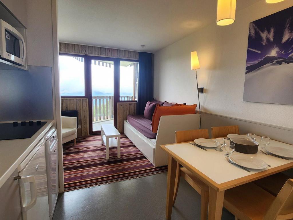 un petit salon avec un canapé et une table dans l'établissement Avoriaz - Appartement cosy 4 pers avec balcon ensoleillé - FR-1-633-85, à Morzine