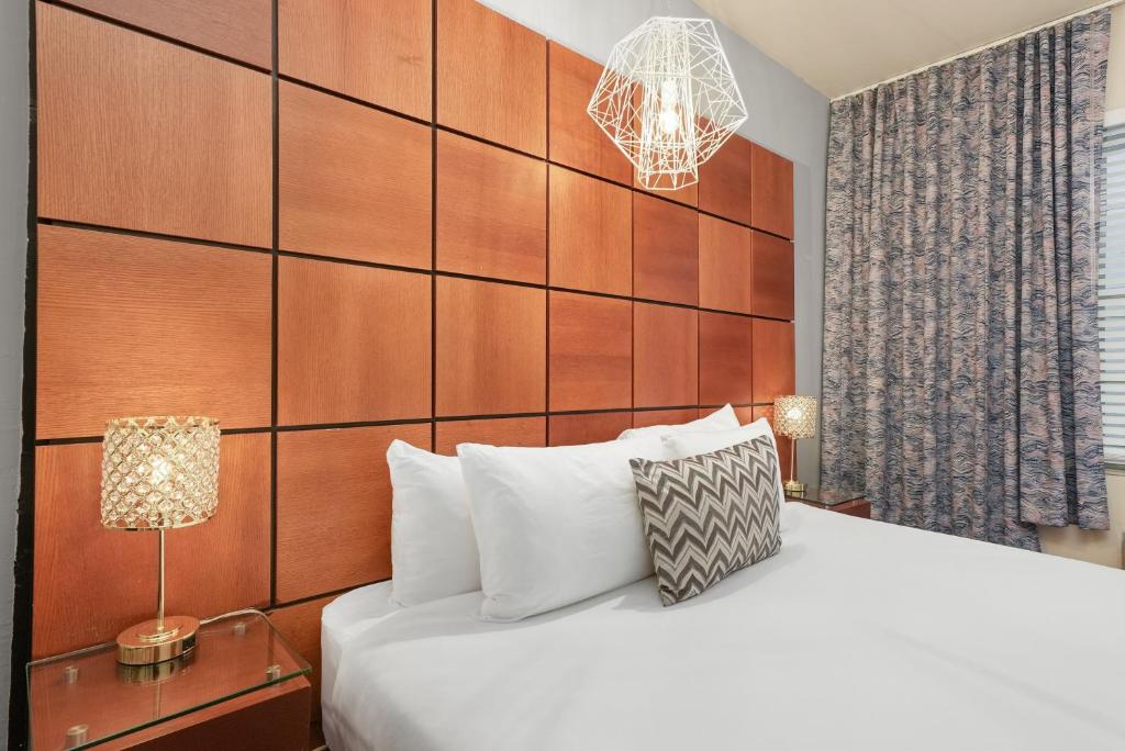 Postel nebo postele na pokoji v ubytování Chesterfield Hotel & Suites