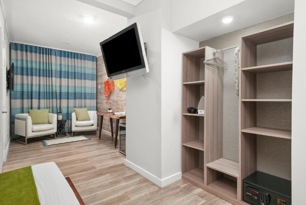 TV a/nebo společenská místnost v ubytování Chesterfield Hotel & Suites