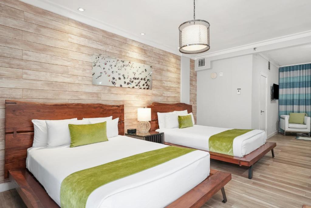 Postel nebo postele na pokoji v ubytování Chesterfield Hotel & Suites