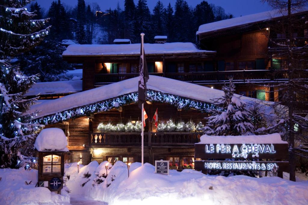 een lodge in de sneeuw 's nachts bij Fer à Cheval in Megève