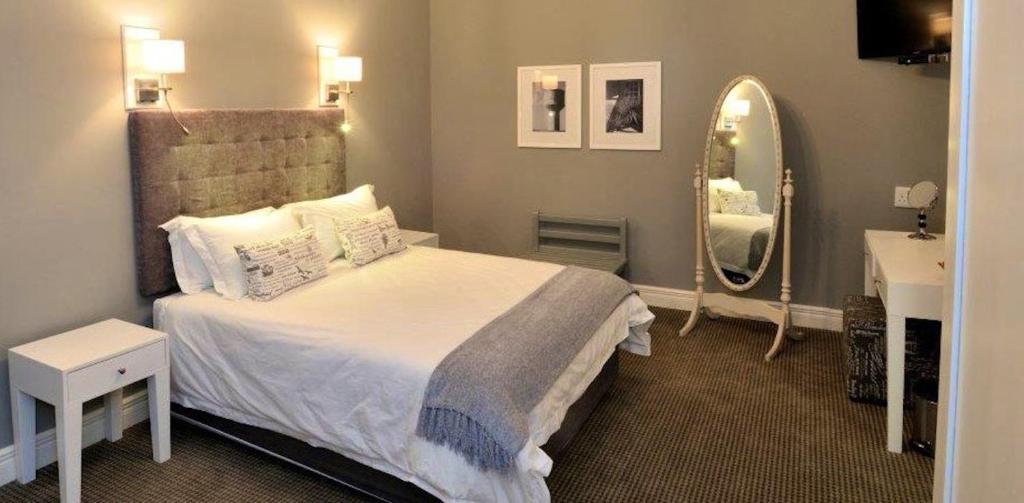 Ένα ή περισσότερα κρεβάτια σε δωμάτιο στο Coligny Hotel