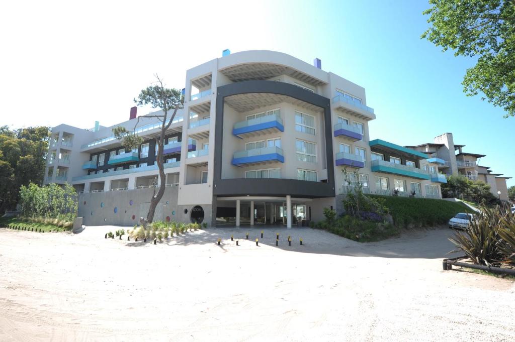 een groot gebouw aan het strand naast het zand bij Vizion Suites by CELTIS in Carilo
