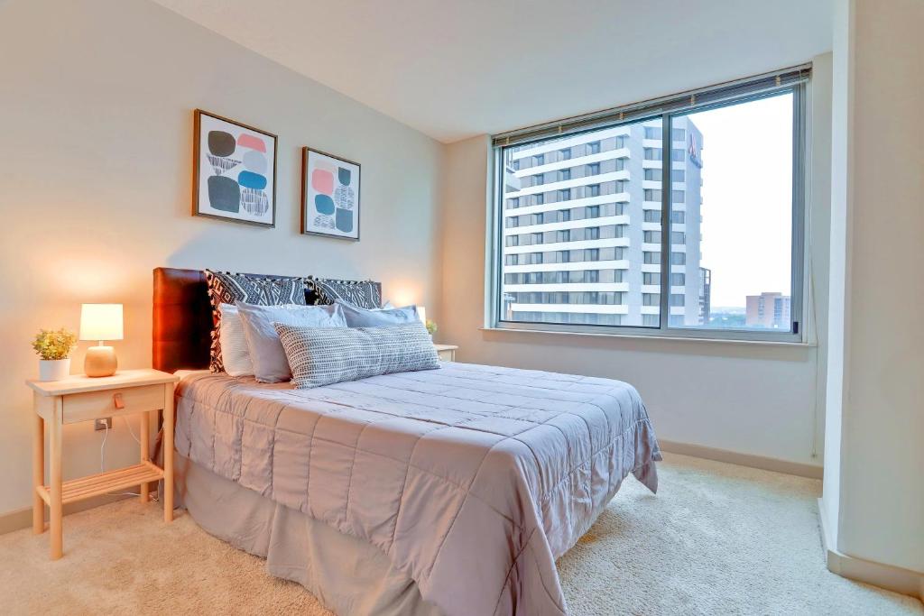 En eller flere senge i et værelse på The Perfect Blend of Style and Comfort