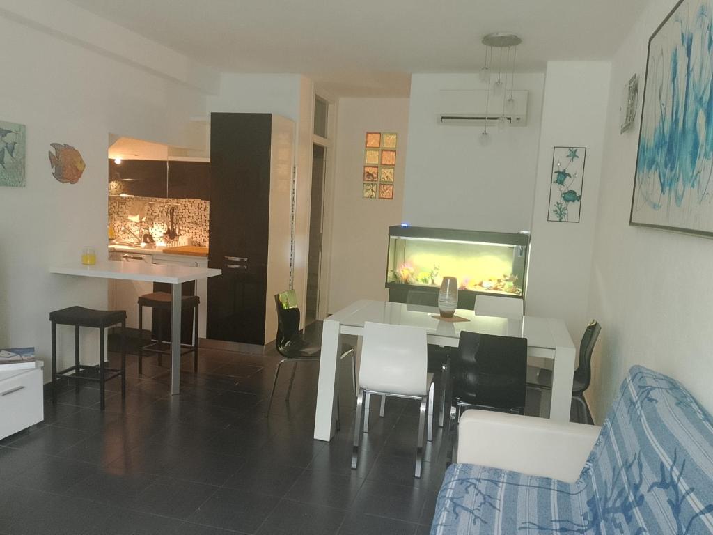 a living room with a table and a fish tank at La Casa al mare in Marina San Vito