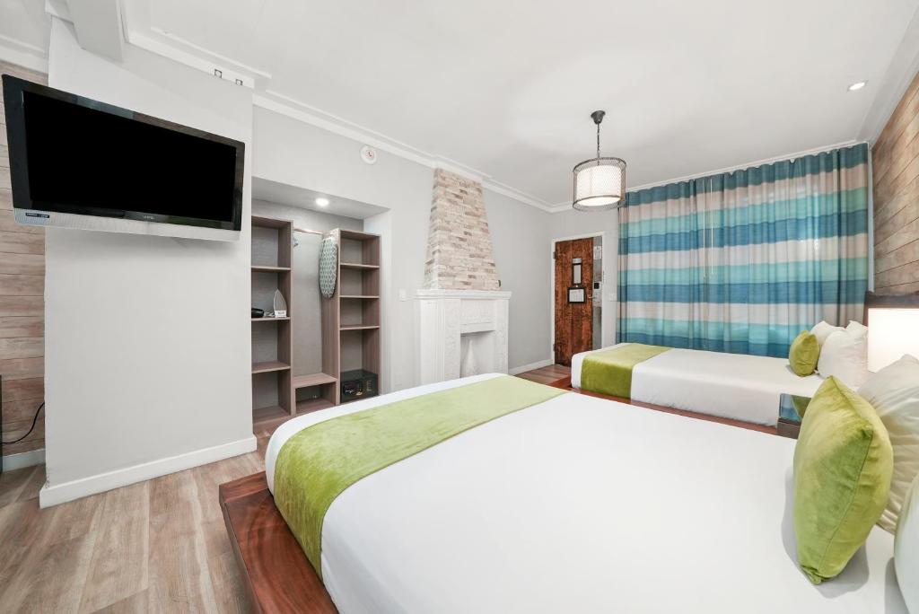 Postel nebo postele na pokoji v ubytování Chesterfield Hotel & Suites