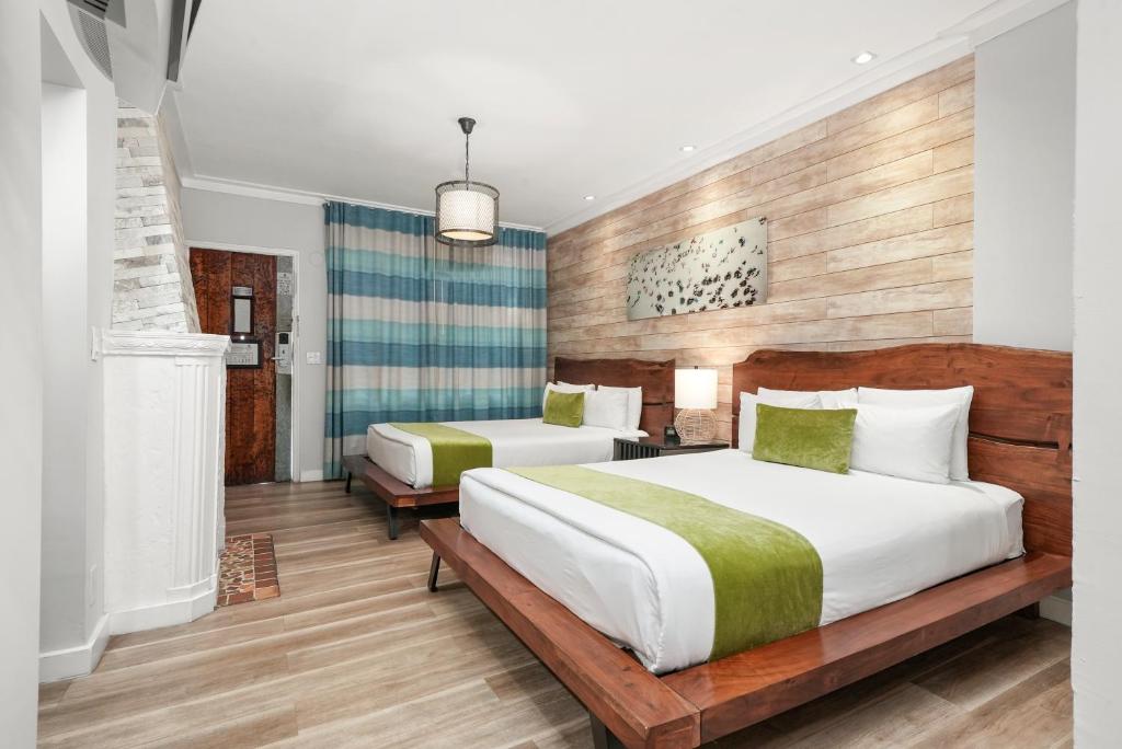 Postel nebo postele na pokoji v ubytování Chesterfield Hotel & Suites
