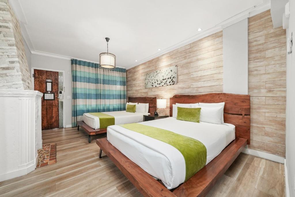 Postel nebo postele na pokoji v ubytování Chesterfield Hotel & Suites