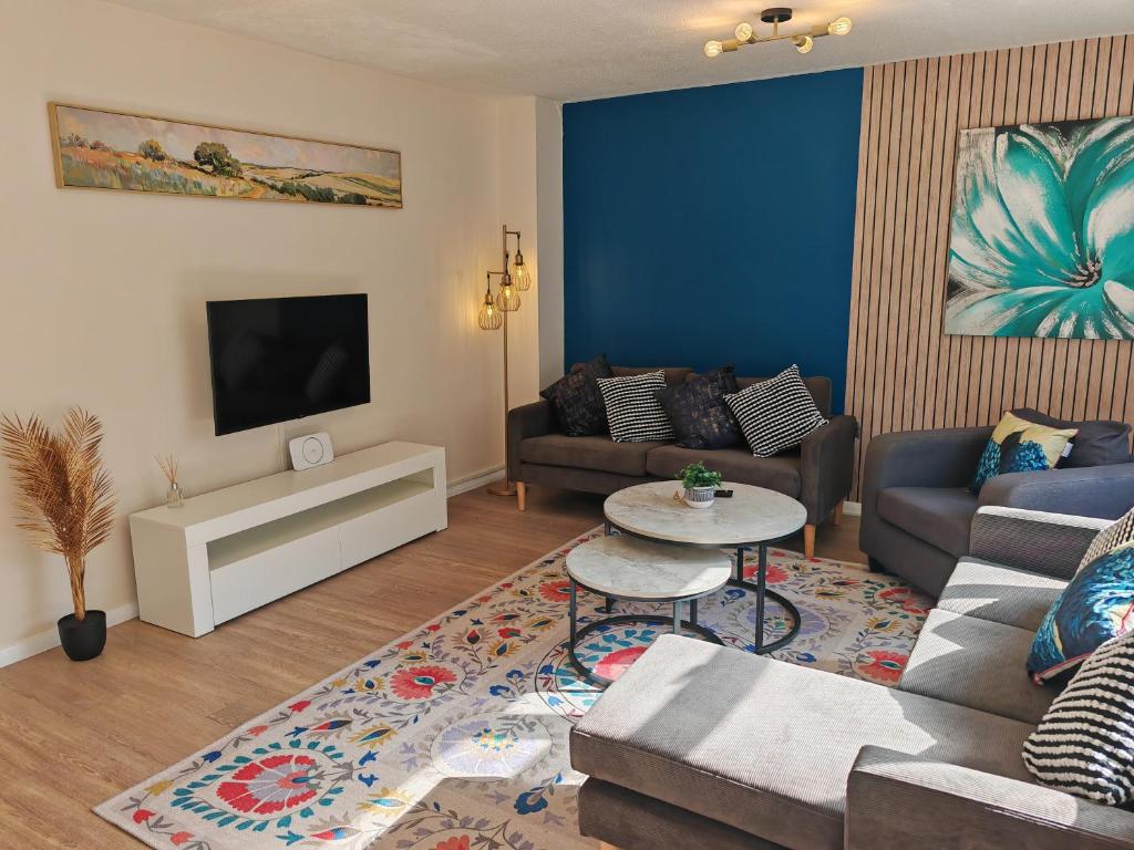 OtterbourneにあるPiping House 4bedroomのソファとテレビのあるリビングルーム