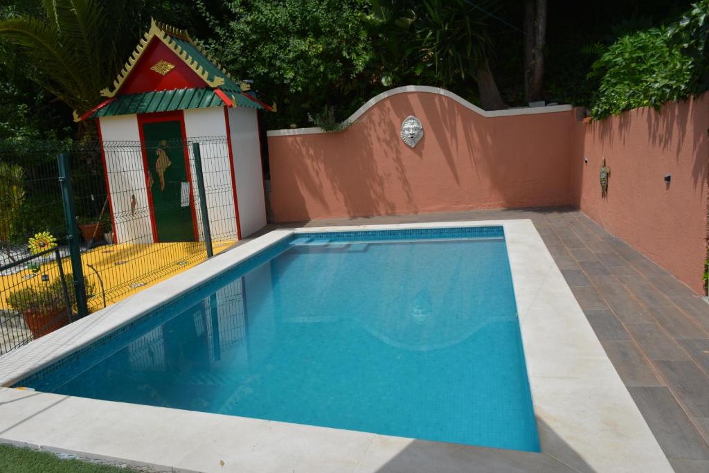 a small swimming pool with a small dog house at Villa Marquês in Vila Nova da Barquinha