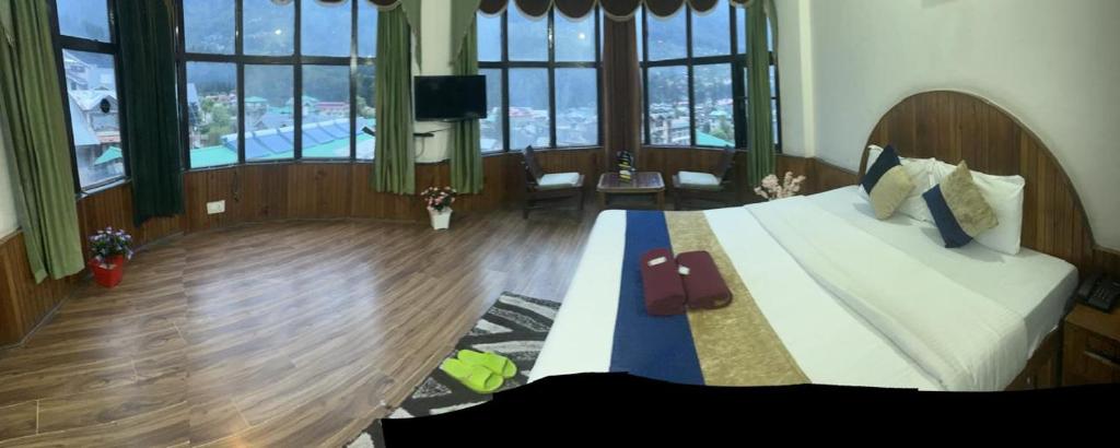 Postel nebo postele na pokoji v ubytování The Royal Hadimba Luxury Stay , Near Mall Road Manali
