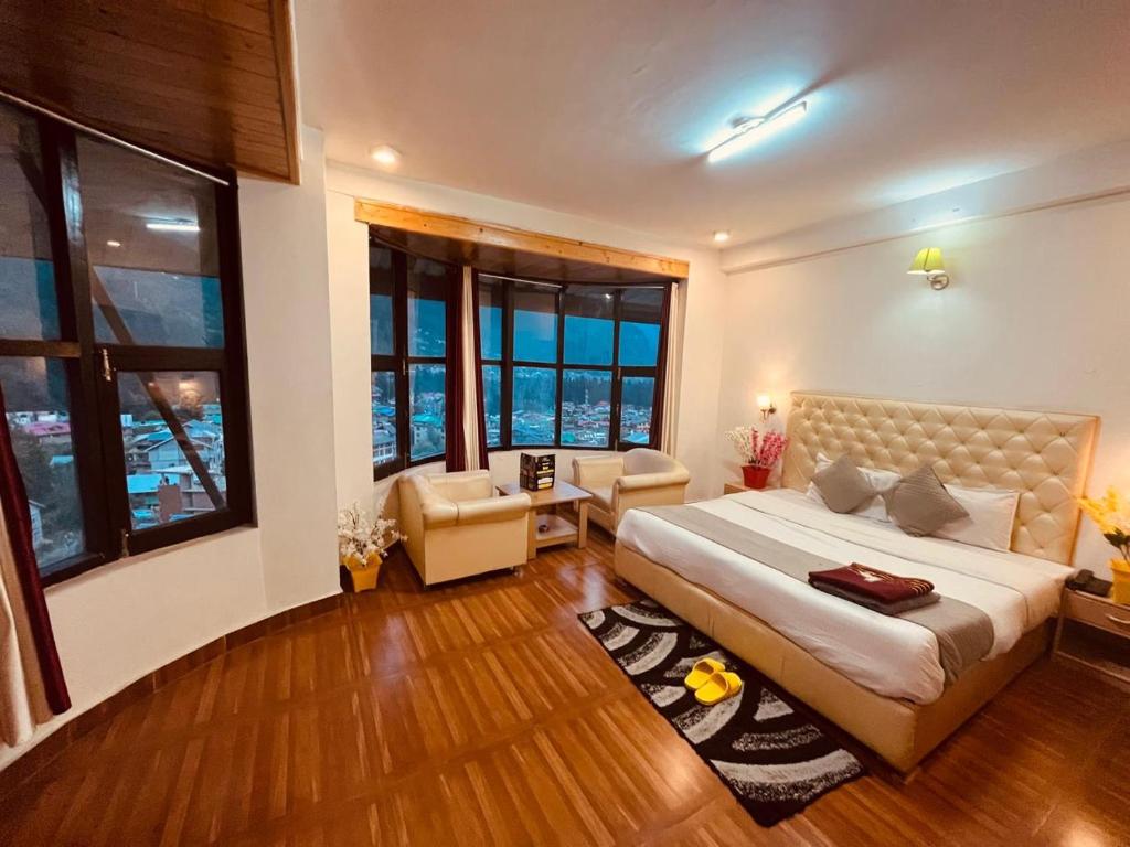 Postel nebo postele na pokoji v ubytování The Royal Hadimba Luxury Stay , Near Mall Road Manali