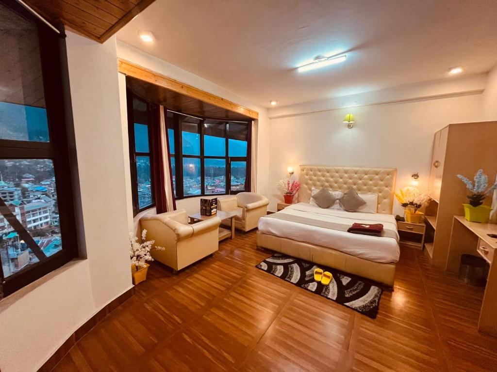 Postel nebo postele na pokoji v ubytování The Royal Hadimba Luxury Stay , Near Mall Road Manali