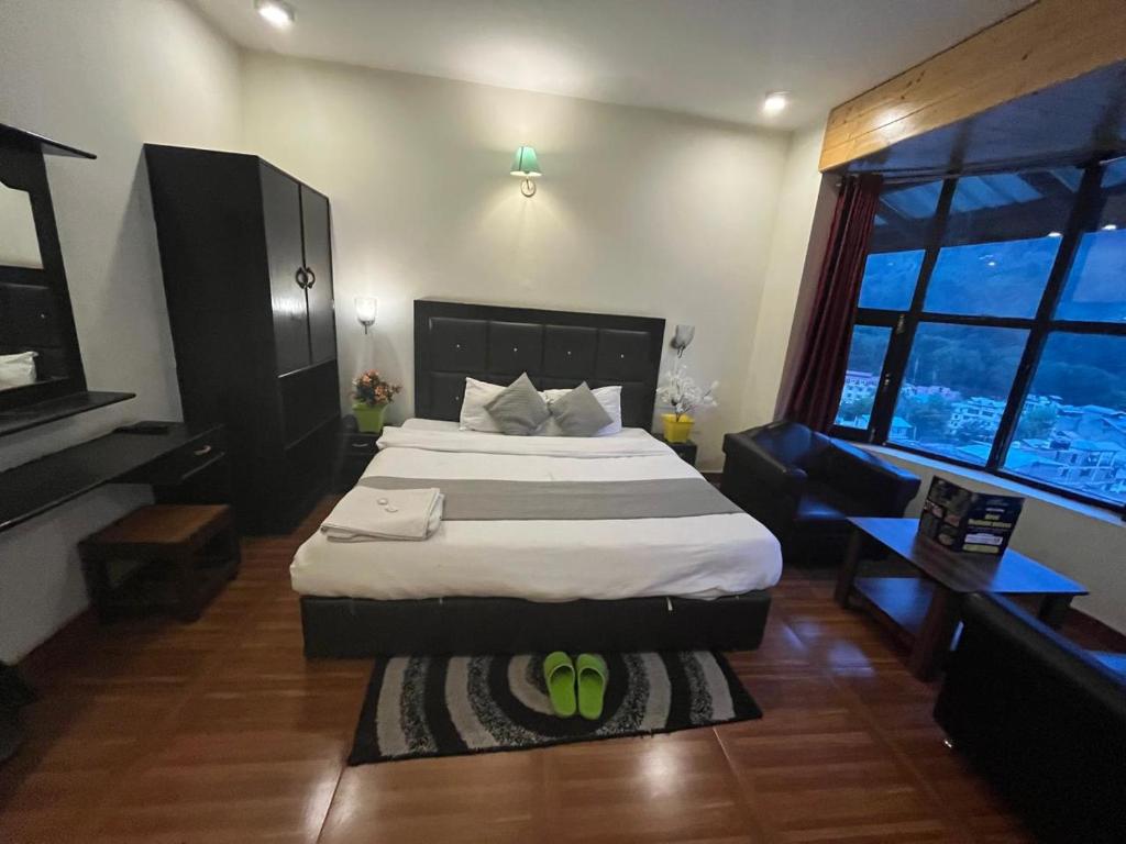 Postel nebo postele na pokoji v ubytování The Royal Hadimba Luxury Stay , Near Mall Road Manali