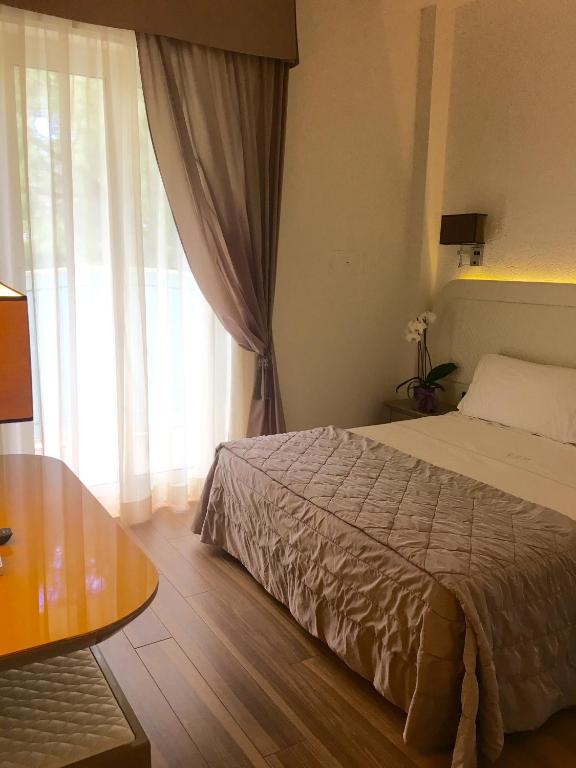 Postel nebo postele na pokoji v ubytování Hotel Alexander