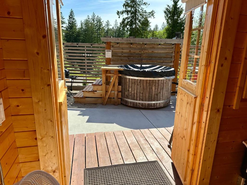 Balkón nebo terasa v ubytování Garden Bay Hideaway - Glamping & RV