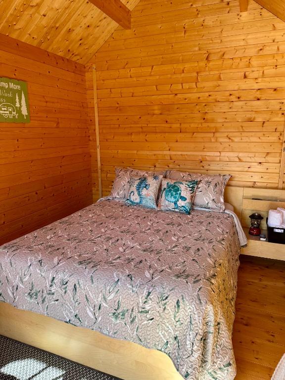 Postel nebo postele na pokoji v ubytování Garden Bay Hideaway - Glamping & RV