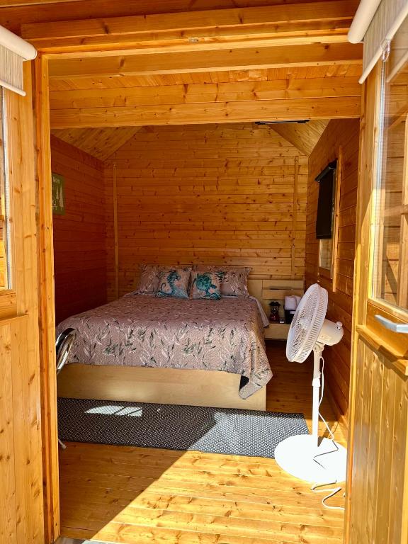 Postel nebo postele na pokoji v ubytování Garden Bay Hideaway - Glamping & RV