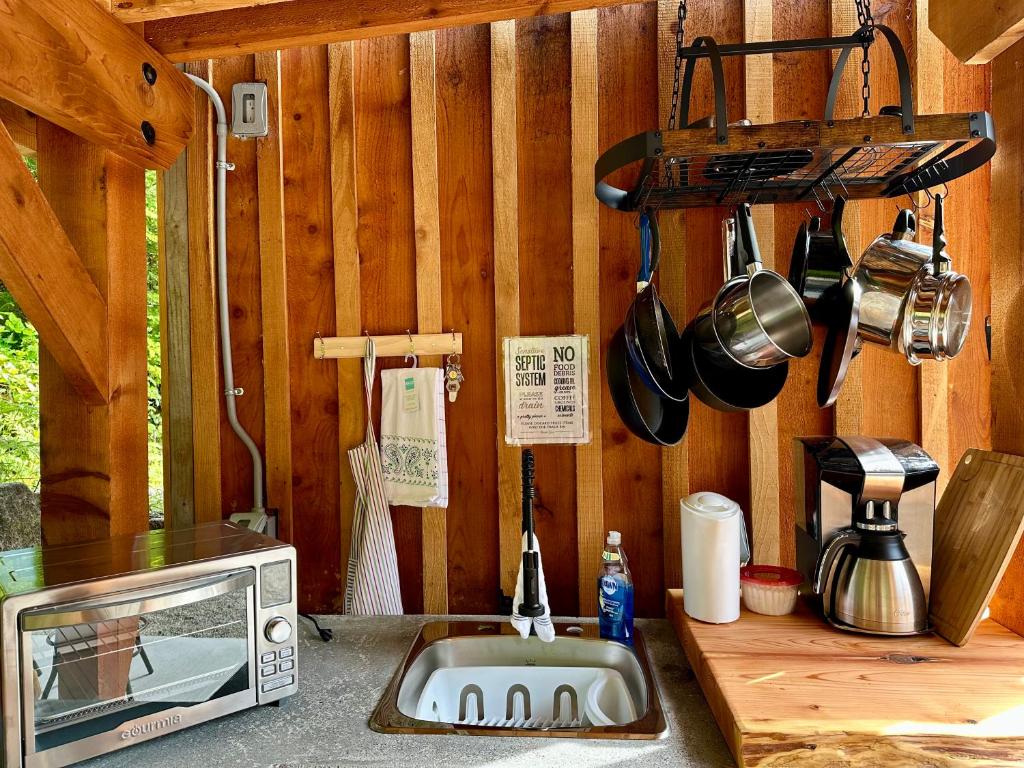 Kuchyň nebo kuchyňský kout v ubytování Garden Bay Hideaway - Glamping & RV