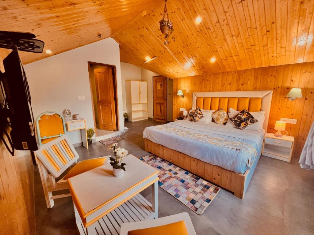 Postel nebo postele na pokoji v ubytování The Royal Hadimba Luxury Stay , Near Mall Road Manali