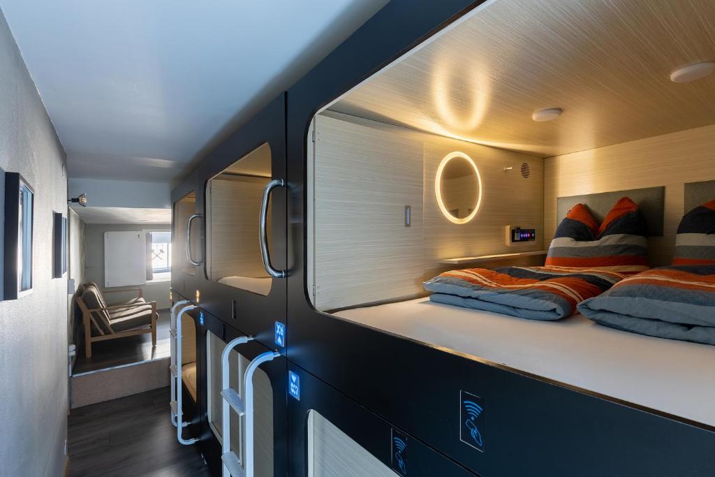 Postel nebo postele na pokoji v ubytování MUE Cubes - Capsule Hotel