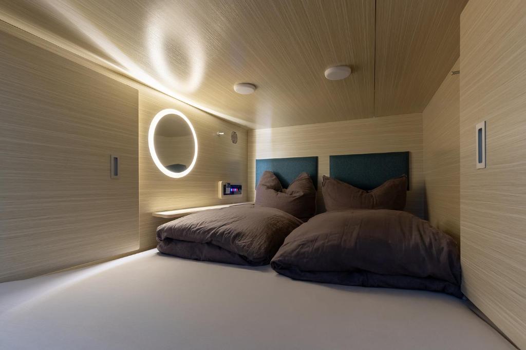 Postel nebo postele na pokoji v ubytování MUE Cubes - Capsule Hotel
