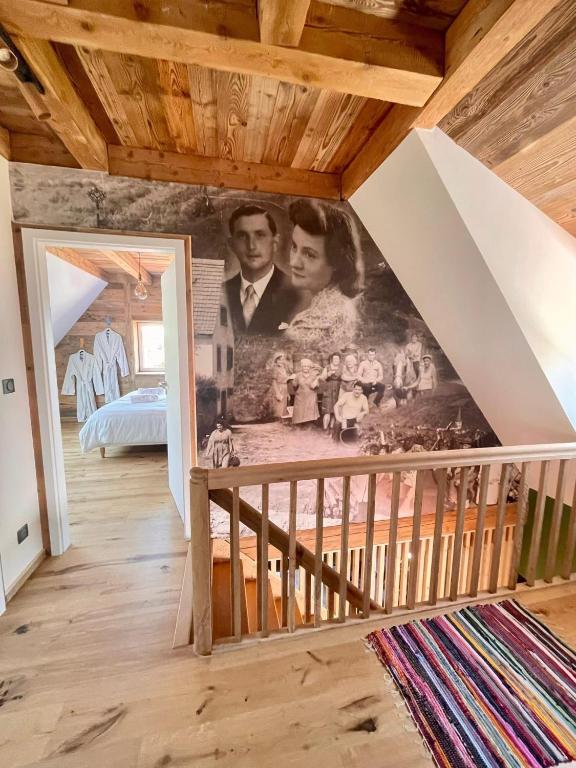 a mural of a couple on the wall in a room at Chez Eugénie et Alphonse in Niedermorschwihr