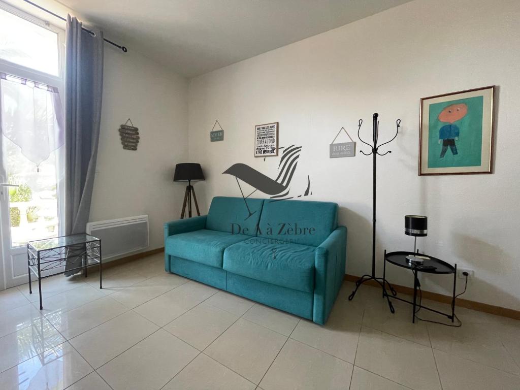 フラにあるARISTIDE 3 - Agréable appartement idéalement situéのリビングルーム(青いソファ付)