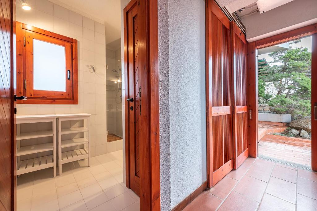 La salle de bains est pourvue d'une douche à l'italienne à côté d'une porte. dans l'établissement Pedra - Seaside & pool villa in wild Mediterranean, à San Stèfano