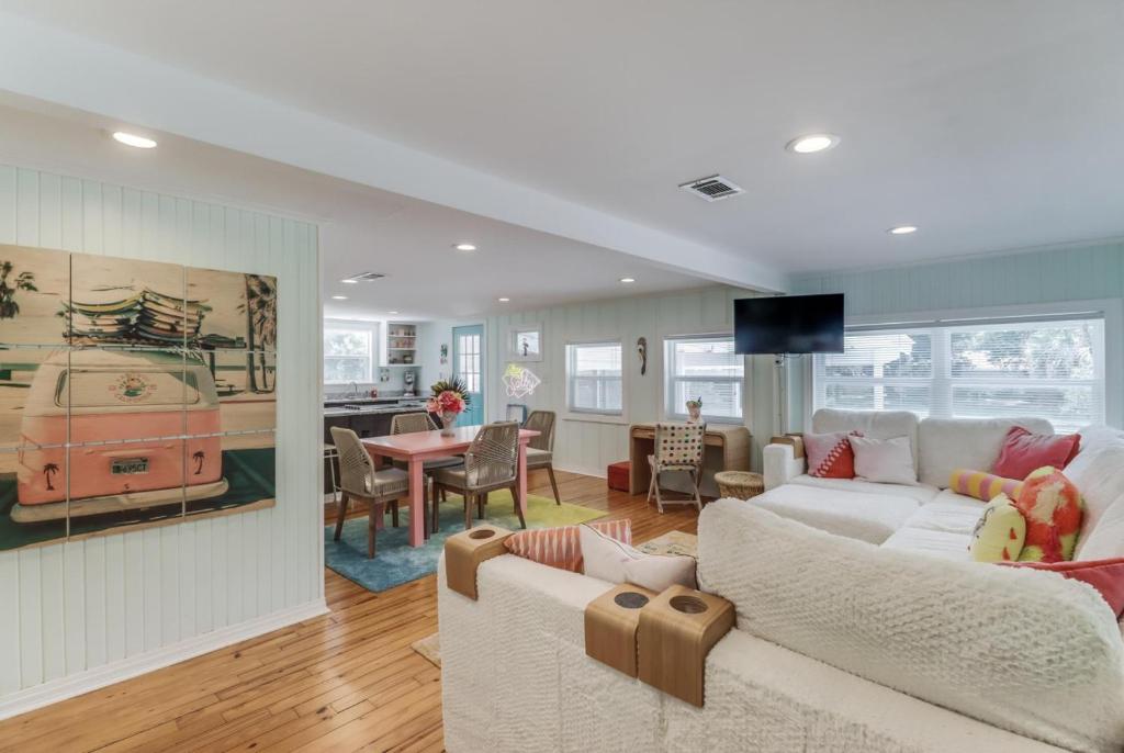 Una sala de estar con un sofá y un comedor. en The Cabana on the Coast, en Gulfport