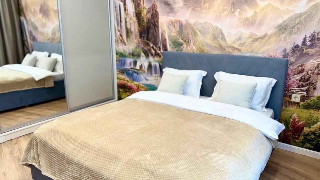 een slaapkamer met een schilderij aan de muur bij Seven Hills in Alma-Ata