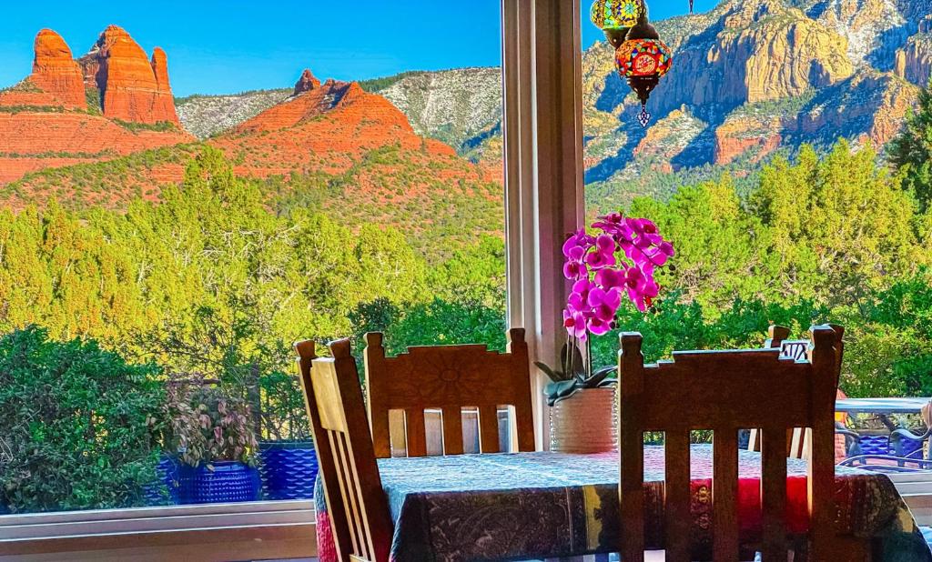 - une table à manger avec vue sur la montagne dans l'établissement Best Casita in Sedona with Breathtaking Views, No Filters, Just Nature, à Sedona