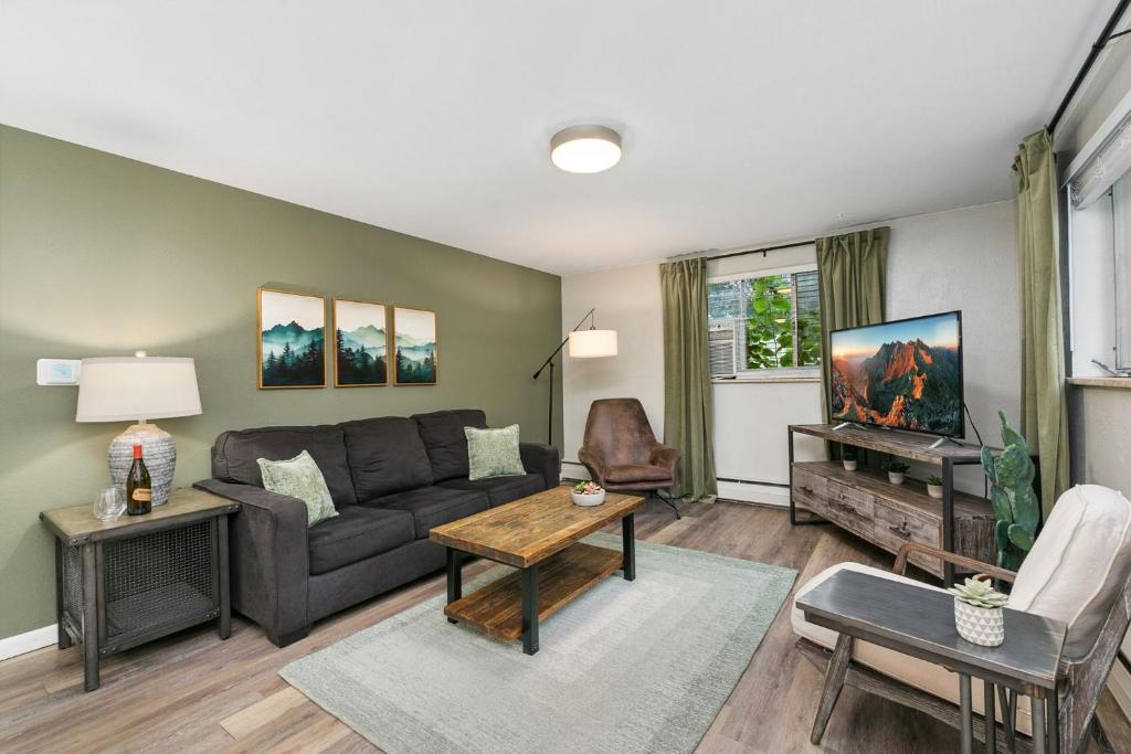 Posezení v ubytování Stunning Downtown Condo - 5 min walk to Old Town!