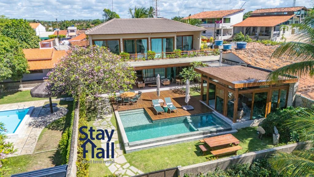 an aerial view of a house with a swimming pool at Mansão Luxo Beira Mar-Piscina e Cozinheira-SH125 in Barra do Sirinhaém