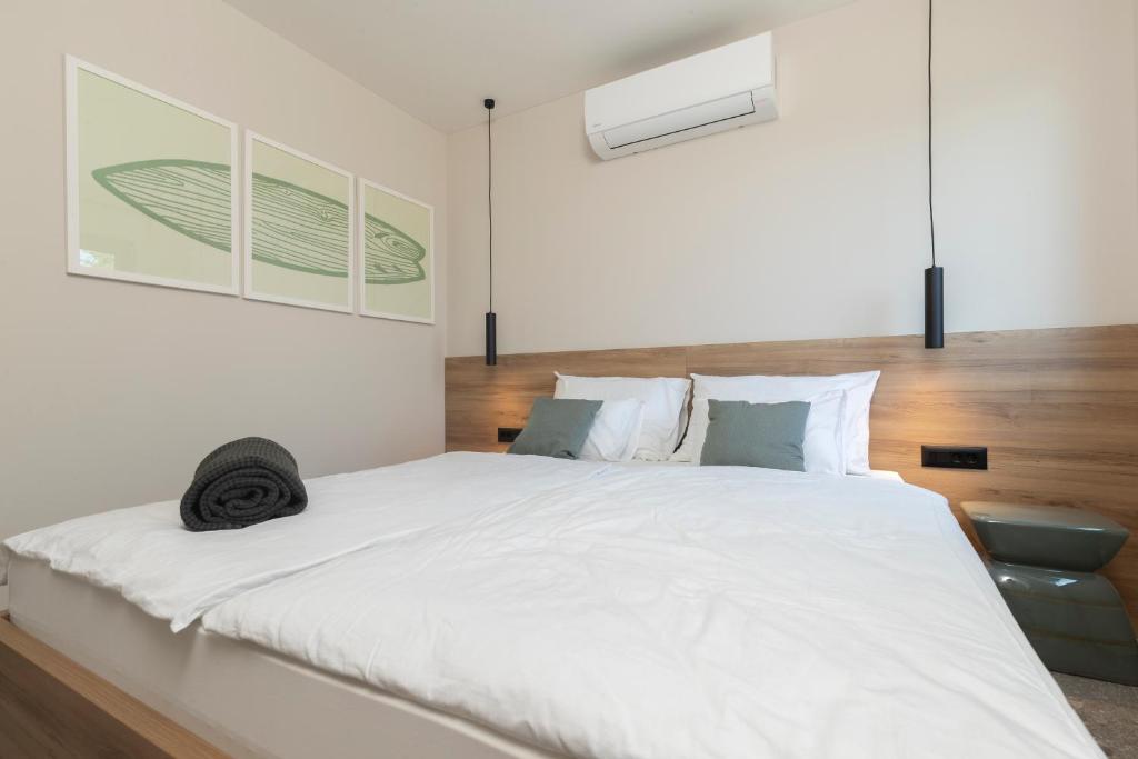 En eller flere senge i et værelse på Villa Natura