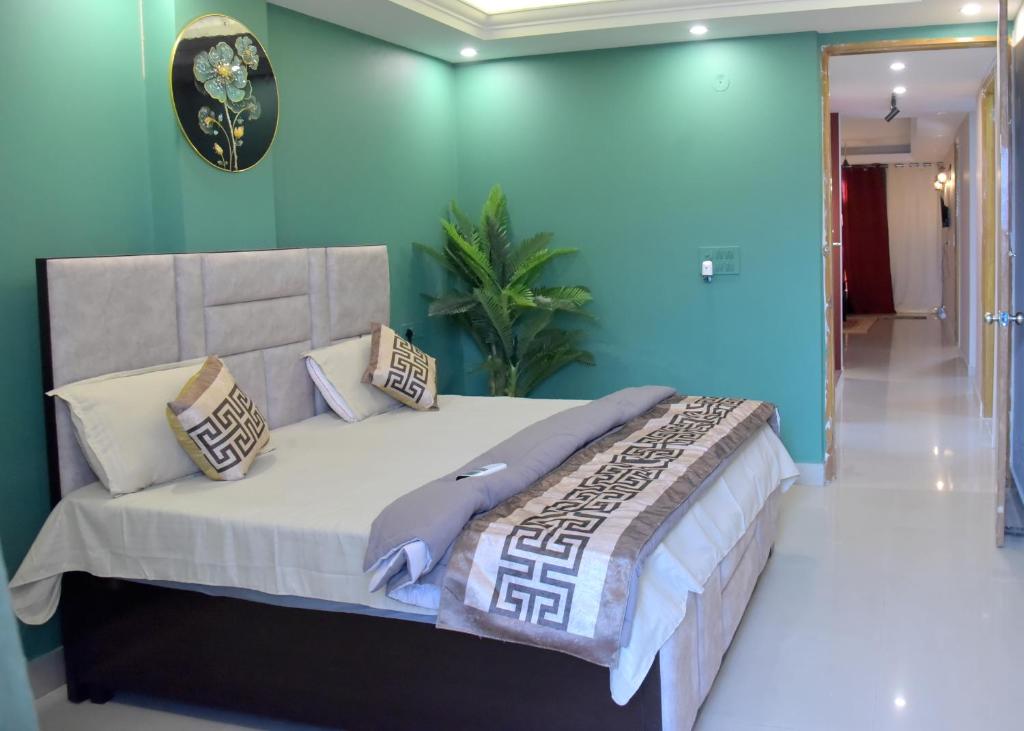 Una cama o camas en una habitación de Nilay Peaceful & Independent Couple Friendly
