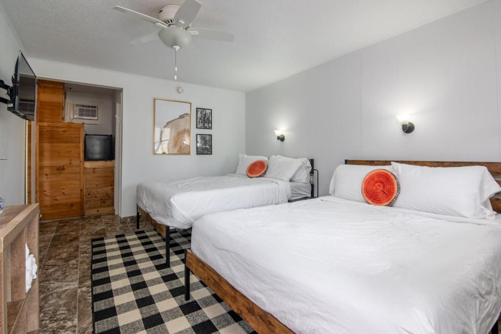 Ένα ή περισσότερα κρεβάτια σε δωμάτιο στο Lumberjill Room 15 Two Queen Beds