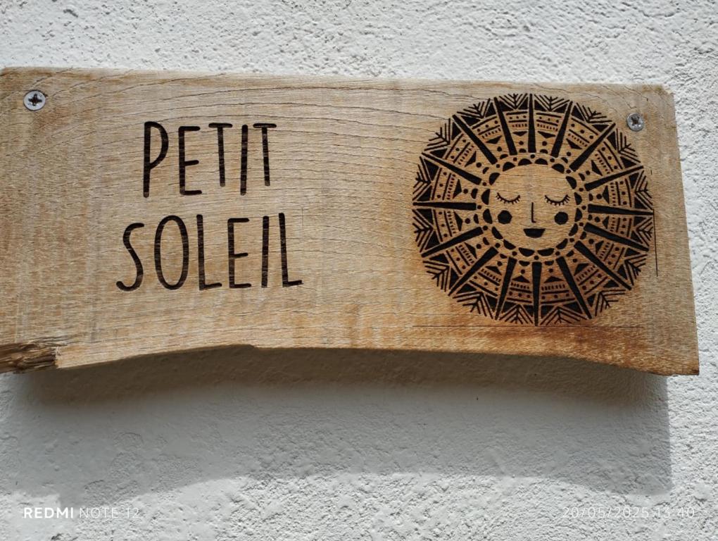 Petit Soleil tesisinde sergilenen bir sertifika, ödül, işaret veya başka bir belge