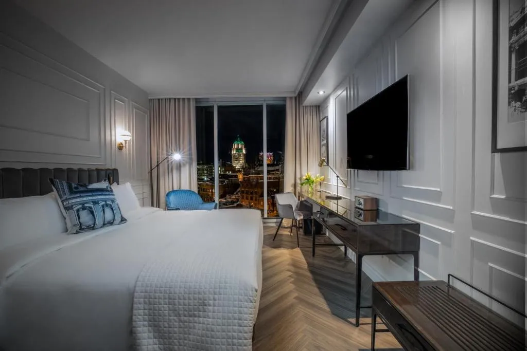 Citadine Room with King bed (with Old-Quebec view)
