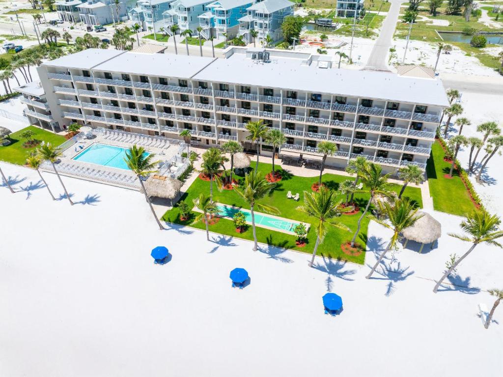 eine Luftansicht des Resorts mit Pool und Palmen in der Unterkunft Best Western Plus Beach Resort in Fort Myers Beach